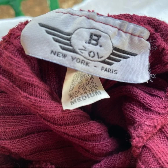 Elegant Maroon Ribbed Turtleneck Sweater - Picture 2 of 2